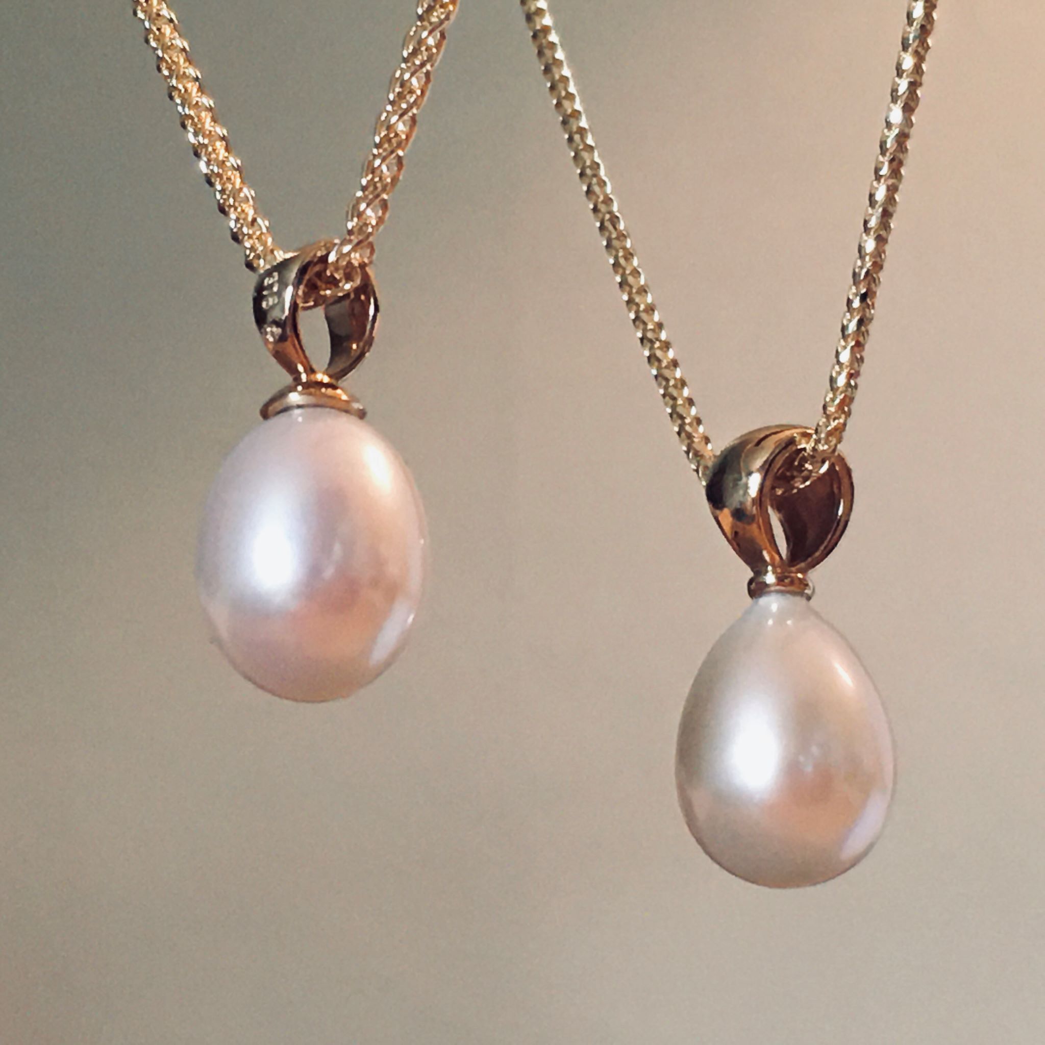 Pearl drop pendant on 9ct gold